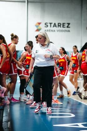 RECORD DATE NOT STATED Die Trainerin von Espana steht mit einer Taktiktafel an der Seitenlinie der Starez Aréna Vodova in Brno. Im Hintergrund sind mehrere Spielerinnen Espanas in roten Trikots zu sehen. Trainerin Espana mit Taktiktafel an der Seitenlinie in Brno *** The Espana coach stands on the sideline at Starez Aréna Vodova in Brno with a playboard. Several Espana players in red jerseys can be seen in the background. The Espana coach stands on the sideline in Brno with a playboard. Copyright: xJoelxKruehlerx