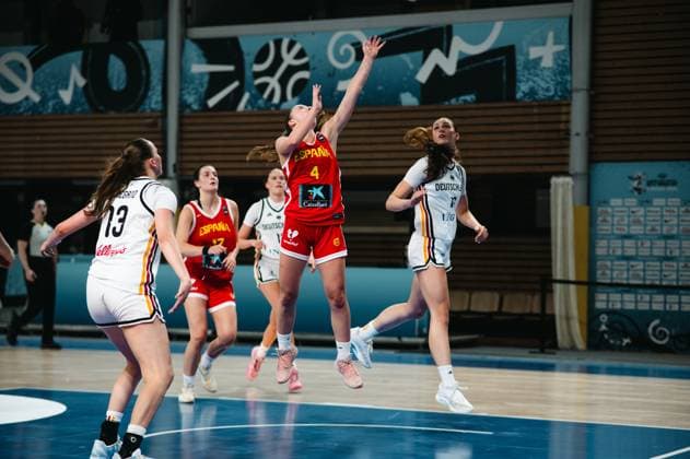 RECORD DATE NOT STATED Paula Valenzuela ( 4; Espana) springt hoch zum Korbwurf und streckt beide Arme aus, während Spielerinnen von Deutschland und Espana die Aktion begleiten. Das Spiel findet in der Starez Arena Vodova in Brno statt. Paula Valenzuela ( 4; Espana) beim Sprungwurf gegen Deutschland *** Paula Valenzuela (No. 4, Spain) jumps high to shoot a layup and extends both arms, while players from Germany and Spain watch the play. The game is taking place at the Starez Arena Vodova in Brno. Paula Valenzuela (No. 4, Spain) attempts a jump shot against Germany. Copyright: xJoelxKruehlerx
