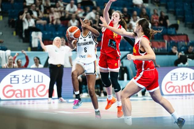 RECORD DATE NOT STATED Moescha Feunou Bakam ( 6; Deutschland) treibt den Ball in einer explosiven Drives-Aktion durch die Abwehr von Espana. Zwei spanische Verteidigerinnen versuchen den Wurf zu blocken, während Bakam den Ball hochhält. Moescha Feunou Bakam ( 6; Deutschland) zieht zum Korb gegen Espana *** Moescha Feunou Bakam 6, Germany, drives the ball through Espana s defense in an explosive drive. Two Spanish defenders try to block the shot while Bakam holds the ball aloft. Moescha Feunou Bakam 6, Germany, drives to the basket against Espana. Copyright: xJoelxKruehlerx