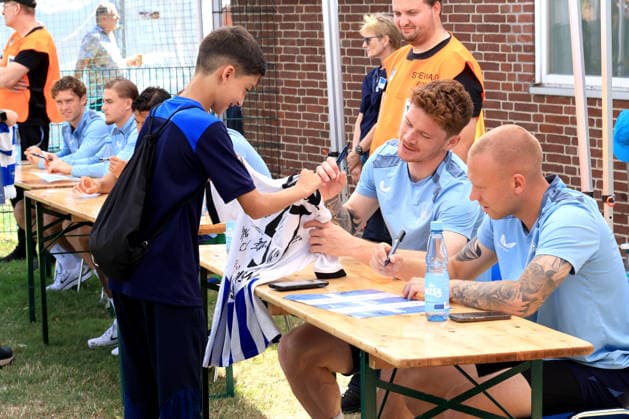 DEU, DFL, 2. FBL Hertha BSC, Saisoneroeffnung, 12.07.2026, Sportforum, Berlin, DEU, DFL, 2. FBL Hertha BSC, Saisoneroeffnung, Hertha-Spieler, Hertha-BSC Fans, Sebastian Groenning (Hertha BSC Berlin 17), Jon Dabur Thorsteinsson (Hertha BSC Berlin 24) DFL - regulations prohibit any use of Photographs as image sequences and or quasi-video *** GER, DFL, 2. Bundesliga Hertha BSC, Season Opener, July 12, 2026, Sportforum, Berlin, GER, DFL, 2nd Bundesliga Hertha BSC, Season Opener, Hertha Players, Hertha BSC Fans, Sebastian Groenning Hertha BSC Berlin 17, Jon Dabur Thorsteinsson Hertha BSC Berlin 24. DFL regulations prohibit any use of photographs as image sequences and or quasi-video. Nordphotox xEngler nph00076