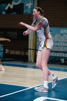RECORD DATE NOT STATED Frederike Askamp ( 14; Deutschland) bewegt sich auf dem Parkett der Starez Arena Vodova in Brno und zeigt konzentrierte Körpersprache. Im Hintergrund sind Tribünen und Hallenwerbung zu erkennen. Frederike Askamp ( 14; Deutschland) im Spieleinsatz in Brno *** Frederike Askamp, No. 14 for Germany, moves across the court at the Starez Arena Vodova in Brno, displaying focused body language. In the background, the stands and arena advertisements are visible. Frederike Askamp, No. 14 for Germany, in action in Brno Copyright: xJoelxKruehlerx