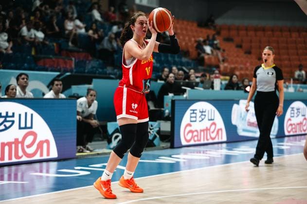 RECORD DATE NOT STATED Eine Spielerin von Espana bereitet in der Starez Arena Vodova in Brno einen Wurfversuch vor, den Ball beidhändig über dem Kopf haltend. Im Hintergrund ist eine Schiedsrichterin zu sehen, die das Spiel beobachtet. Espana ( 15; Espana) beim Wurfversuch in der Starez Arena Brno *** An Espana player prepares to shoot at the Starez Arena Vodova in Brno, holding the ball overhead with both hands. In the background, a referee can be seen watching the game. Espana 15: Espana attempting a shot at the Starez Arena in Brno Copyright: xJoelxKruehlerx