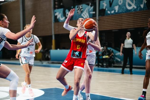 RECORD DATE NOT STATED Carla Cherry ( 6; Espana) treibt den Ball unter dem Korb und zieht zum Abschluss hoch, während Leonie Pfanzelt ( 3; Deutschland) und eine weitere Gegenspielerin die Arme hochreißen. Im Hintergrund ist ein Schiedsrichter sowie weitere Spielerinnen beider Teams zu sehen. Carla Cherry ( 6; Espana) beim Korblegeangriff gegen Deutschland *** Carla Cherry (No. 6, Spain) drives the ball toward the basket and rises to shoot, while Leonie Pfanzelt (No. 3, Germany) and another opponent raise their arms. In the background, a referee and other players from both teams can be seen. Carla Cherry (No. 6, Spain) attempts a layup against Germany. Copyright: xJoelxKruehlerx