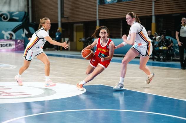 RECORD DATE NOT STATED Eine Spielerin von Espana treibt den Ball mit Körpereinsatz durch die Abwehr von Deutschland in der Starez Arena Vodova in Brno. Zwei Verteidigerinnen versuchen den Durchbruch zur Grundlinie zu unterbinden. Espana-Spielerin dribbelt durch zwei Deutschland-Verteidigerinnen *** A player from Spain drives the ball through Germany s defense with a physical play at the Starez Arena Vodova in Brno. Two defenders try to stop her from breaking through to the baseline. A Spain player dribbles past two German defenders. Copyright: xJoelxKruehlerx