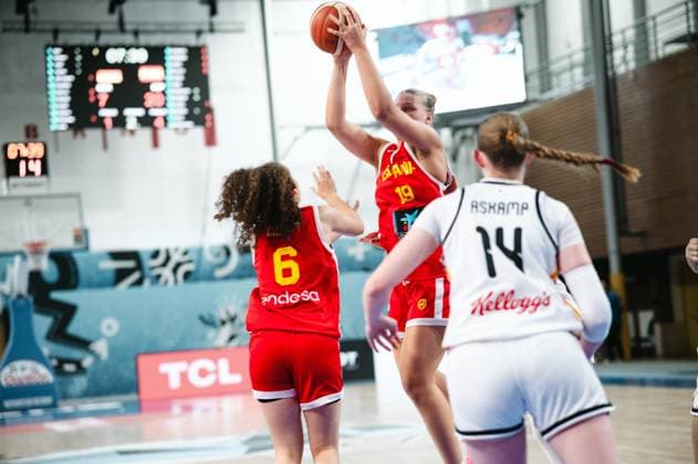 RECORD DATE NOT STATED Anna Smykovskaia ( 19; Espana) springt mit dem Ball zum Wurfversuch, während Frederike Askamp ( 14; Deutschland) verteidigt. Im Vordergrund ist Carla Cherry ( 6; Espana) zu sehen. Anna Smykovskaia ( 19; Espana) zieht zum Korb hoch *** Anna Smykovskaia, No. 19, Spain, jumps with the ball to take a shot, while Frederike Askamp, No. 14, Germany, defends. Carla Cherry, No. 6, Spain, can be seen in the foreground. Anna Smykovskaia, No. 19, Spain, drives toward the basket. Copyright: xJoelxKruehlerx
