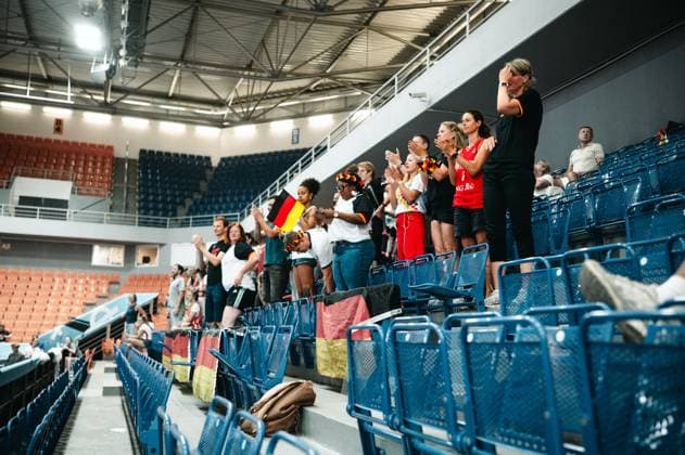 RECORD DATE NOT STATED Eine Gruppe deutscher Fans jubelt auf der Tribüne der Starez Arena Vodova in Brno und schwenkt Deutschland-Fahnen. Die Ränge sind teilweise besetzt, die Stimmung unter den mitgereisten Anhängern ausgelassen. Deutsche Fans feiern in der Starez Arena Brno *** A group of German fans cheers from the stands at Starez Arena Vodova in Brno, waving German flags. The stands are partially filled, and the mood among the visiting fans is exuberant. German fans celebrate at Starez Arena Brno Copyright: xJoelxKruehlerx