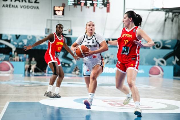 RECORD DATE NOT STATED Eine Spielerin des Deutschland treibt den Ball in die Zone und wird dabei von Sandra Davila ( 17; Espana) eng gedeckt, während Trinity Ezeanatogu ( 12; Espana) absichert. Die Szene findet in der Starez Aréna Vodova in Brno statt. Sandra Davila ( 17; Espana) und Trinity Ezeanatogu ( 12; Espana) stellen deutsche Spielerin *** A player from Germany drives the ball into the zone while being closely guarded by Sandra Davila, 17, Spain, while Trinity Ezeanatogu 12 of Spain provides support. The scene takes place at the Starez Aréna Vodova in Brno. Sandra Davila 17 of Spain and Trinity Ezeanatogu 12 of Spain are guarding the German player. Copyright: xJoelxKruehlerx