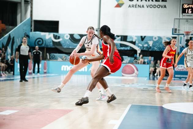 RECORD DATE NOT STATED Eine Spielerin des Deutschland behauptet den Ball gegen eine Gegenspielerin von Espana im Eins-gegen-Eins. Im Hintergrund sind weitere Spielerinnen beider Teams sowie ein Schiedsrichter zu sehen. Zweikampf zwischen Deutschland und Espana in der Starez Arena *** A German player battles for the ball against an opponent from Spain in a one-on-one situation. In the background, other players from both teams and a referee can be seen. A tackle between Germany and Spain at the Starez Arena Copyright: xJoelxKruehlerx