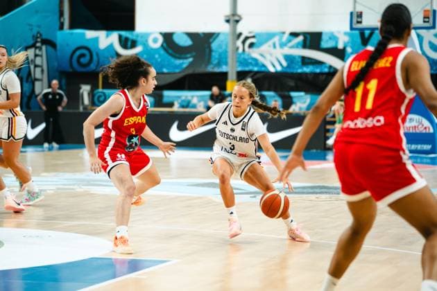 RECORD DATE NOT STATED Leonie Pfanzelt ( 3; Deutschland) treibt den Ball in einer Eins-gegen-eins-Situation gegen eine Spielerin von Espana voran. Im Hintergrund sind weitere Spielerinnen beider Teams sowie Werbebanden in der Starez Arena Vodova in Brno zu sehen. Leonie Pfanzelt ( 3; Deutschland) dribbelt gegen Espana *** Leonie Pfanzelt 3 (Germany) drives the ball forward in a one-on-one situation against a player from Spain. In the background, other players from both teams and advertising banners can be seen at the Starez Arena Vodova in Brno. Leonie Pfanzelt 3 (Germany) dribbles against Spain Copyright: xJoelxKruehlerx