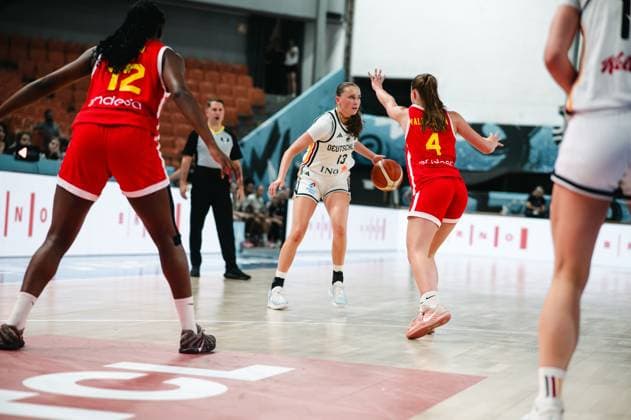 RECORD DATE NOT STATED Mia Wiegand ( 13; Deutschland) treibt den Ball in der Ballhandling-Situation gegen Paula Valenzuela ( 4; Espana) voran, während Trinity Ezeanatogu ( 12; Espana) links den Weg versperrt. Die Szene findet in der Starez Arena Vodova in Brno statt. Mia Wiegand ( 13; Deutschland) im Dribbling gegen Paula Valenzuela ( 4; Espana) *** Mia Wiegand, 13, Germany, drives the ball forward against Paula Valenzuela, 4, Spain, in a ball-handling situation, while Trinity Ezeanatogu 12 (Spain) blocks her path on the left. The scene takes place at the Starez Arena Vodova in Brno. Mia Wiegand 13 (Germany) dribbles against Paula Valenzuela 4 (Spain). Copyright: xJoelxKruehlerx