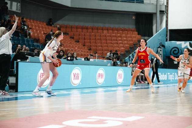 RECORD DATE NOT STATED Eine Spielerin von Deutschland hält den Ball und sucht eine Anspielstation, während Sandra Davila ( 17; Espana) in tiefer Defensivstellung dagegenhält. Am rechten Bildrand ist eine weitere Deutschland-Spielerin mit der Nummer 5 zu sehen. Sandra Davila ( 17; Espana) in Defensivstellung gegen Deutschland *** A German player is holding the ball and looking for a teammate to pass to, while Sandra Davila (17, Spain) is marking her from a deep defensive position. Another German player, number 5, can be seen on the right edge of the picture. Sandra Davila (17, Spain) is in a defensive position against Germany. Copyright: xJoelxKruehlerx