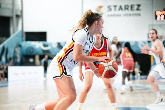 RECORD DATE NOT STATED Eine Spielerin des Deutschland treibt den Ball in der Starez Arena Vodova in Brno und setzt zum Angriff an. Eine Gegenspielerin von Espana versucht den Weg zu versperren. Deutschland-Spielerin mit Ball im Angriff gegen Espana *** A German player drives the ball down the court at Starez Arena Vodova in Brno and prepares to attack. An opponent from Spain tries to block her path. A German player with the ball on the attack against Spain. Copyright: xJoelxKruehlerx
