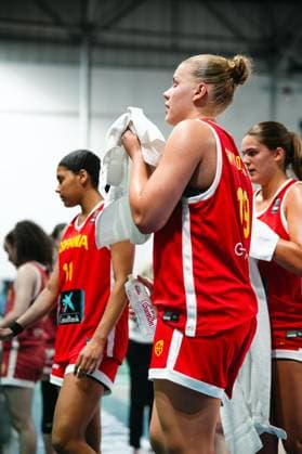 RECORD DATE NOT STATED Anna Smykovskaia ( 19; Espana) steht an der Seitenlinie, wischt sich mit einem Handtuch ab und hält eine Trinkflasche in der Hand. Im Hintergrund sind weitere Spielerinnen von Espana zu sehen. Anna Smykovskaia ( 19; Espana) mit Handtuch und Trinkflasche an der Seitenlinie *** Anna Smykovskaia, No. 19 for Espana, is standing on the sideline, wiping herself down with a towel and holding a water bottle. In the background, other Espana players can be seen. Anna Smykovskaia, No. 19 for Espana, is on the sideline with a towel and a water bottle. Copyright: xJoelxKruehlerx