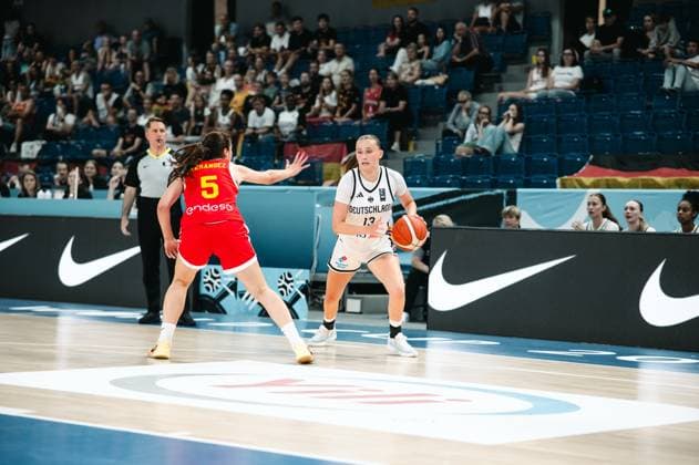 RECORD DATE NOT STATED Mia Wiegand ( 13; Deutschland) behauptet den Ball im Eins-gegen-eins gegen Isabel Hernandez ( 5; Espana) in der Starez Arena Vodova in Brno. Beide Spielerinnen stehen tief in der Defensive- bzw. Offensivposition, der Basketball ist klar im Bild. Mia Wiegand ( 13; Deutschland) im Eins-gegen-eins gegen Isabel Hernandez ( 5; Espana) *** Mia Wiegand 13 of Germany holds onto the ball in a one-on-one situation against Isabel Hernandez 5 of Spain at the Starez Arena Vodova in Brno. Both players are positioned deep in their respective defensive and offensive zones; the basketball is clearly visible in the frame. Mia Wiegand 13 of Germany in a one-on-one situation against Isabel Hernandez 5 of Spain Copyright: xJoelxKruehlerx