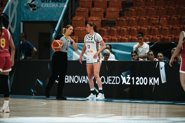 RECORD DATE NOT STATED Mia Wiegand ( 13; Deutschland) steht einer Schiedsrichterin gegenüber, die den Basketball in den Händen hält. Im Hintergrund sind Ersatzspielerinnen beider Teams auf der Bank zu sehen. Mia Wiegand ( 13; Deutschland) im Gespräch mit Schiedsrichterin *** Mia Wiegand, No. 13 for Germany, stands facing a referee who is holding a basketball. In the background, substitute players from both teams can be seen on the bench. Mia Wiegand, No. 13 for Germany, is talking with the referee. Copyright: xJoelxKruehlerx