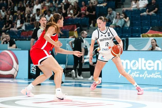 RECORD DATE NOT STATED Lara Gierlich ( 12; Deutschland) treibt den Ball in der Grundlinie voran und wird von einer Spielerin von Espana in Deckung genommen. Die Szene findet in der Starez Arena Vodova in Brno vor gut besetzten Rängen statt. Lara Gierlich ( 12; Deutschland) im Dribbling gegen Espana *** Lara Gierlich (No. 12, Germany) drives the ball down the baseline and is marked by a player from Spain. The scene takes place at the Starez Arena Vodova in Brno in front of a well-attended crowd. Lara Gierlich (No. 12, Germany) dribbles against Spain. Copyright: xJoelxKruehlerx