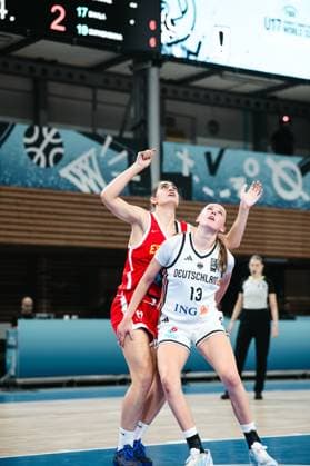 RECORD DATE NOT STATED Mia Wiegand ( 13; Deutschland) kämpft im Zweikampf unter dem Korb um einen Rebound gegen eine Spielerin von Espana. Beide Spielerinnen blicken nach oben und strecken die Arme aus, im Hintergrund ist eine Schiedsrichterin zu sehen. Mia Wiegand ( 13; Deutschland) im Rebound-Duell gegen Espana *** Mia Wiegand, No. 13, Germany, battles for a rebound under the basket against a player from Spain. Both players are looking up and reaching for the ball; a referee can be seen in the background. Mia Wiegand, No. 13, Germany, in a rebound duel against Spain Copyright: xJoelxKruehlerx