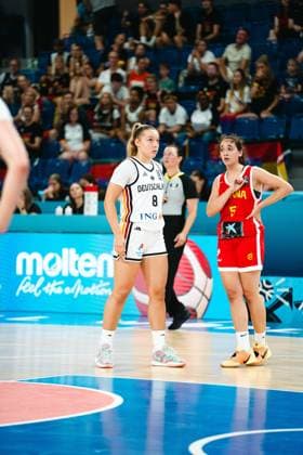 RECORD DATE NOT STATED Darina Zraychenko ( 8; Deutschland) steht auf dem Parkett der Starez Arena in Brno und beobachtet das Spielgeschehen. Isabel Hernandez ( 5; Espana) positioniert sich daneben während einer Spielunterbrechung. Darina Zraychenko ( 8; Deutschland) im Duell mit Isabel Hernandez ( 5; Espana) *** Darina Zraychenko 8 (Germany) stands on the court at Starez Arena in Brno, watching the action. Isabel Hernandez 5 (Spain) takes her position next to her during a break in play. Darina Zraychenko 8 (Germany) goes head-to-head with Isabel Hernandez 5 (Spain). Copyright: xJoelxKruehlerx