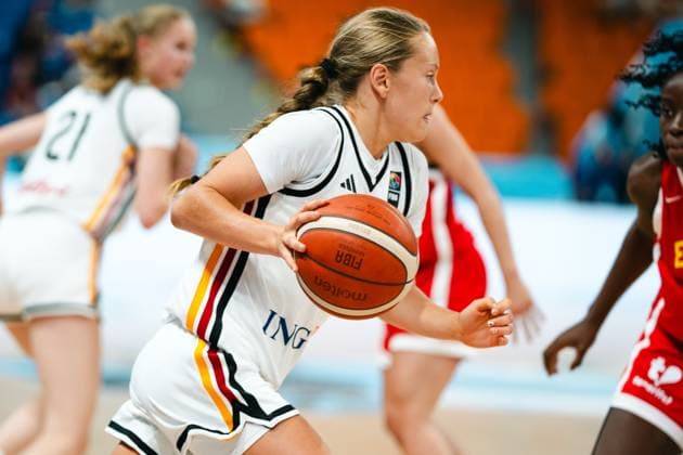 RECORD DATE NOT STATED Eine Spielerin des Deutschland treibt den Molten-FIBA-Basketball in Richtung Korb, während eine Gegenspielerin von Espana den Weg zu versperren versucht. Im Hintergrund ist eine weitere Spielerin mit der Nummer 21 zu sehen. Spielerin des Deutschland beim Dribbling gegen Espana *** A player from Germany drives the Molten FIBA basketball toward the basket, while an opponent from Spain tries to block her path. In the background, another player wearing number 21 can be seen. A player from Germany dribbles against Spain. Copyright: xJoelxKruehlerx