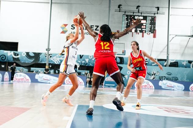 RECORD DATE NOT STATED Leonie Pfanzelt ( 3; Deutschland) zieht zum Sprungwurf hoch, während Trinity Ezeanatogu ( 12; Espana) den Block versucht. Eine weitere Spielerin Espanas sichert die Verteidigung im Hintergrund. Leonie Pfanzelt ( 3; Deutschland) im Wurf gegen Trinity Ezeanatogu ( 12; Espana) *** Leonie Pfanzelt (3, Germany) jumps for a shot while Trinity Ezeanatogu (12, Spain) attempts a block. Another Spanish player helps out on defense in the background. Leonie Pfanzelt (3, Germany) shoots against Trinity Ezeanatogu (12, Spain). Copyright: xJoelxKruehlerx