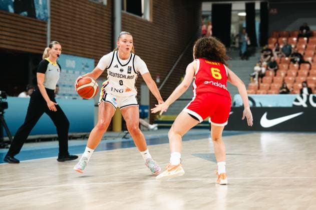 RECORD DATE NOT STATED Eine deutsche Spielerin mit Ball behauptet sich im Eins-gegen-eins gegen Carla Cherry ( 6; Espana) in der Starez Arena Vodova in Brno. Eine Schiedsrichterin beobachtet die Szene im Hintergrund. Carla Cherry ( 6; Espana) verteidigt gegen Deutschland im Zweikampf *** A German player with the ball holds her ground in a one-on-one situation against Carla Cherry 6 Espana at the Starez Arena Vodova in Brno. A referee watches the action in the background. Carla Cherry 6 Espana defends against Germany in a one-on-one situation. Copyright: xJoelxKruehlerx