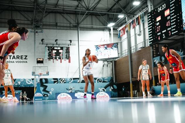 RECORD DATE NOT STATED Moescha Feunou Bakam ( 6; Deutschland) bereitet sich in der Starez Arena Vodova in Brno konzentriert auf einen Freiwurf vor, der Ball liegt in ihren Händen. Die Anzeigetafel zeigt den Stand 45:27 für Espana im dritten Viertel bei 4:20 Minuten Restspielzeit. Moescha Feunou Bakam ( 6; Deutschland) beim Freiwurf gegen Espana *** Moescha Feunou Bakam 6 of Germany is concentrating as she prepares to take a free throw at the Starez Arena Vodova in Brno; the ball is in her hands. The scoreboard shows the score at 45–27 in favor of Espana in the third quarter with 4 minutes and 20 seconds remaining. Moescha Feunou Bakam 6 of Germany takes a free throw against Espana Copyright: xJoelxKruehlerx