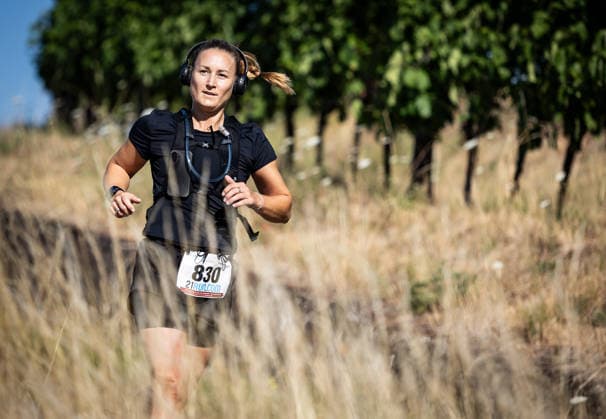 Impression vom 12. Monzinger Wingertslauf am 12.07.2026 in den Weinbergen bei Monzingen (Rheinland-Pfalz). Über 100 Läuferinnen und Läufer waren bei strahlendem Sonnenschein und hochsommerlichen Temperaturen am Morgen, der Start erfolgte um 9.00 Uhr, auf den beiden Laufstrecken über 7,5 und 15,5 Kilometer unterwegs. Auf der längeren der beiden angebotenen Distanzen gilt es einen Höhenunterschied von 330m zu bewältigen. *** Highlights from the 12th Monzingen Wingertslauf on July 12, 2026, in the vineyards near Monzingen, Rhineland-Palatinate. More than 100 runners took part under bright sunshine and midsummer temperatures that morning, with the race starting at 9:00 a.m., on the two courses covering 7.5 and 15.5 kilometers. On the longer of the two distances, runners had to tackle an elevation gain of 330 meters Copyright: xBEAUTIFULxSPORTS R.xSchmittx