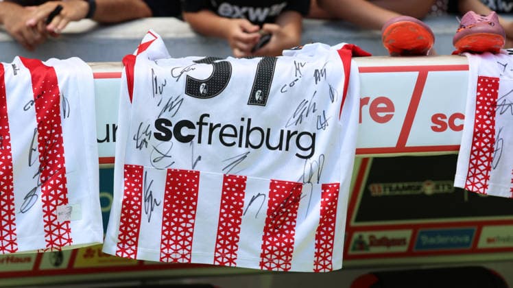 12.07.2026, xrekx, Fussball 1.Bundesliga, SC Freiburg - Trainingsauftakt Saison 2026 27 v.l. Autograme Fans ,Stimmung, Schals, Ultras, Zuschauer, Besucher, Choreo, Choreografie, atmosphere, scarves, spectators, visitors Symbolfoto, Symbolbild, Symbol Stadion, symbolic photo, symbolic image, symbolic stadium (DFL DFB REGULATIONS PROHIBIT ANY USE OF PHOTOGRAPHS as IMAGE SEQUENCES and or QUASI-VIDEO) Freiburg *** July 12, 2026, xrekx, Soccer, Bundesliga 1, SC Freiburg Start of Training for the 2026–27 Season: Fans Getting Autographs, Atmosphere, Scarves, Ultras, Spectators, Visitors, Choreography, choreography, atmosphere, scarves, spectators, visitors; symbolic photo, symbolic image, symbolic stadium DFL DFB REGULATIONS PROHIBIT ANY USE OF PHOTOGRAPHS as IMAGE SEQUENCES and or QUASI-VIDEO Freiburg
