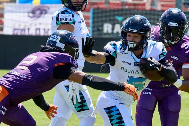European Football Alliance (EFA), Munich Ravens vs Frankfurt Galaxy, Munich Ravens, Frankfurt Galaxy, 2026-07-12 in München-Unterhaching (Alpenbauer Sportpark Unterhaching) SEELIG Justus (Munich Ravens Running Back (RB) Nr5-MUC5), CHAMBERS Mason (Frankfurt Galaxy Defensive Backs (DB) Nr2-FRA2) sportworld München-Unterhaching Alpenbauer Sportpark Unterhachin Bayern Deutschland *** European Football Alliance (EFA), Munich Ravens vs. Frankfurt Galaxy, Munich Ravens, Frankfurt Galaxy, July 12, 2026, in Munich-Unterhaching, Alpenbauer Sportpark, Unterhaching, SEELIG Justus, Munich Ravens Running Back (RB) No. 5 (MUC5), CHAMBERS Mason, Frankfurt Galaxy, Defensive Backs (DB), No. 2 (FRA2), Sportworld, Munich, Unterhaching, Alpenbauer Sportpark, Unterhaching, Bavaria, Germany