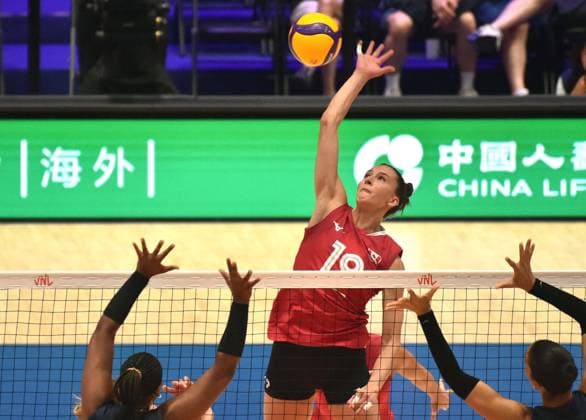 (260712) -- HONG KONG, July 12, 2026 -- Emily Maglio (top) of Canada spikes the ball during the match between Canada and the Dominican Republic at the Women s Volleyball Nations League (VNL) 2026 in Hong Kong, south China, July 12, 2026. ) (SP)CHINA-HONG KONG-VOLLEYBALL-NATIONS LEAGUE-WOMEN-CAN VS DOM (CN) LoxPingxFai 