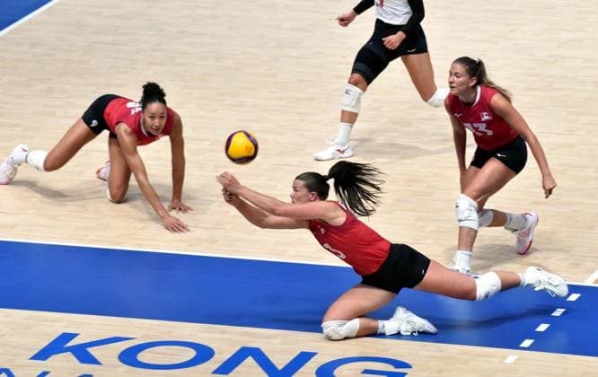 (260712) -- HONG KONG, July 12, 2026 -- Kiera Van Ryk (bottom) of Canada saves the ball during the match between Canada and the Dominican Republic at the Women s Volleyball Nations League (VNL) 2026 in Hong Kong, south China, July 12, 2026. ) (SP)CHINA-HONG KONG-VOLLEYBALL-NATIONS LEAGUE-WOMEN-CAN VS DOM (CN) LoxPingxFai 