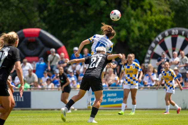 GER, Jena, Fussball, Frauenfussball, Testspiel, FC Carl-Zeiss Jena vs. Viktoria Berlin im Bild v.l.: Annika Wohner (FC Carl Zeiss Jena 18), Aneta Polaskova (Viktoria Berlin 27), Zweikampf , Kopfball 12.07.2026, Ernst-Abbe Sportfeld Jena DFB REGULATIONS PROHIBIT ANY USE OF PHOTOGRAPHS AS IMAGE SEQUENCES AND OR QUASI-VIDEO, *** GER, Jena, Soccer, Women s Soccer, Friendly Match, FC Carl Zeiss Jena vs. Viktoria Berlin (pictured, from left): Annika Wohner (FC Carl Zeiss Jena, 18), Aneta Polaskova (Viktoria Berlin, 27), tackle, header, July 12, 2026, Ernst Abbe Sportfeld, Jena. DFB regulations prohibit any use of photographs as image sequences and or quasi-video, Copyright: HMBxMedia PaulxFritz