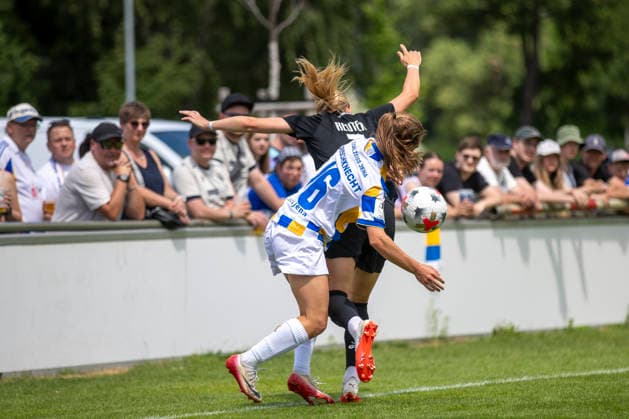 GER, Jena, Fussball, Frauenfussball, Testspiel, FC Carl-Zeiss Jena vs. Viktoria Berlin im Bild v.l.: Sarah Frischknecht (FC Carl Zeiss Jena 16), Melanie Reuter (Viktoria Berlin 07), Zweikampf 12.07.2026, Ernst-Abbe Sportfeld Jena DFB REGULATIONS PROHIBIT ANY USE OF PHOTOGRAPHS AS IMAGE SEQUENCES AND OR QUASI-VIDEO, *** GER, Jena, Soccer, Women s Soccer, Friendly Match, FC Carl Zeiss Jena vs. Viktoria Berlin (pictured, from left): Sarah Frischknecht (FC Carl Zeiss Jena 16), Melanie Reuter (Viktoria Berlin 07), tackle on July 12, 2026, Ernst Abbe Sportfeld, Jena. DFB regulations prohibit any use of photographs as image sequences and or quasi-video, Copyright: HMBxMedia PaulxFritz