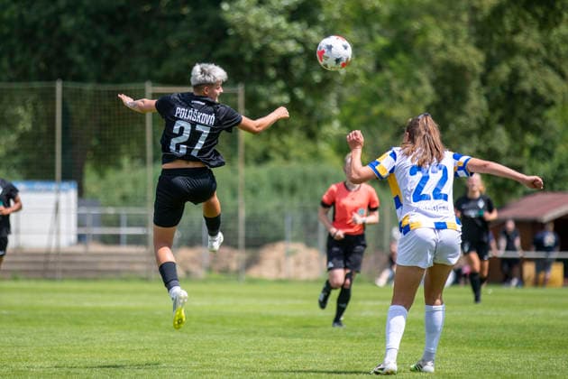GER, Jena, Fussball, Frauenfussball, Testspiel, FC Carl-Zeiss Jena vs. Viktoria Berlin im Bild v.l.: Aneta Polaskova (Viktoria Berlin 27), Kopfball 12.07.2026, Ernst-Abbe Sportfeld Jena DFB REGULATIONS PROHIBIT ANY USE OF PHOTOGRAPHS AS IMAGE SEQUENCES AND OR QUASI-VIDEO, *** GER, Jena, Soccer, Women s Soccer, Friendly Match, FC Carl Zeiss Jena vs. Viktoria Berlin (pictured, from left: Aneta Polaskova, Viktoria Berlin, 27, header, July 12, 2026), Ernst Abbe Sportfeld, Jena. DFB regulations prohibit any use of photographs as image sequences and or quasi-video, Copyright: HMBxMedia PaulxFritz