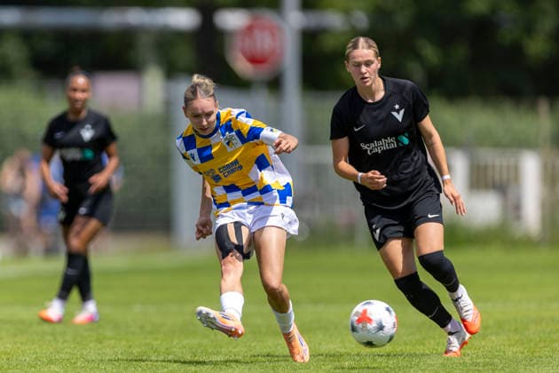 GER, Jena, Fussball, Frauenfussball, Testspiel, FC Carl-Zeiss Jena vs. Viktoria Berlin im Bild v.l.: Emily Reske (FC Carl Zeiss Jena 10), Leni Fischer (Viktoria Berlin 21), Zweikampf 12.07.2026, Ernst-Abbe Sportfeld Jena DFB REGULATIONS PROHIBIT ANY USE OF PHOTOGRAPHS AS IMAGE SEQUENCES AND OR QUASI-VIDEO, *** GER, Jena, Soccer, Women s Soccer, Friendly Match, FC Carl Zeiss Jena vs. Viktoria Berlin (pictured, from left): Emily Reske (FC Carl Zeiss Jena 10), Leni Fischer (Viktoria Berlin 21), tackle on July 12, 2026, Ernst Abbe Sportfeld, Jena. DFB regulations prohibit any use of photographs as image sequences and or quasi-video, Copyright: HMBxMedia PaulxFritz
