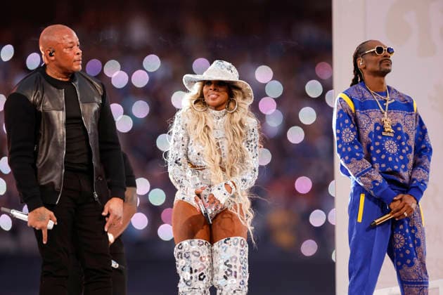 epaselect USA AMERICAN FOOTBALL SUPER BOWL LVI Los Angeles Rams at Cincinnati Bengals epaselect epa09754348 (L-R) Dr. Dre, Mary J. Blige and Snoop Dogg during the halftime show of Super Bowl LVI at SoFi Stadium in Inglewood, California, USA, 13 February 2022. The annual Super Bowl is the Championship game of the NFL, American Football Herren, USA between the AFC Champion and the NFC Champion and has been held every year since January of 1967. Inglewood United States  Copyright: xJOHNxG.xMABANGLOx