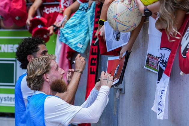 Trainingsauftakt: SC Freiburg, 12.07.2026 Jan-Niklas Beste (SC Freiburg, 19) am Autogramme verteilen Trainingsauftakt: SC Freiburg, Europa-Park-Stadion, 12.07.2026 DFB DFL REGULATIONS PROHIBIT ANY USE OF PHOTOGRAPHS AS IMAGE SEQUENCES AND OR QUASI-VIDEO. *** SC Freiburg Training Kickoff, July 12, 2026: Jan Niklas Beste of SC Freiburg signs autographs at 7:00 p.m. SC Freiburg Training Kickoff, Europa-Park Stadium, July 12, 2026 DFB and DFL regulations prohibit any use of photographs as image sequences and or quasi-video. Copyright: xBEAUTIFULxSPORTS Boscox