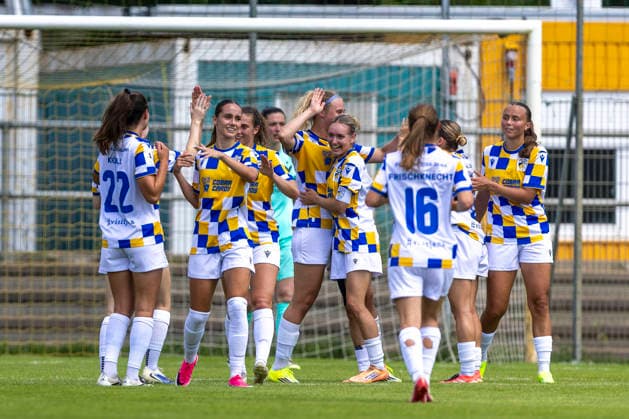 GER, Jena, Fussball, Frauenfussball, Testspiel, FC Carl-Zeiss Jena vs. Viktoria Berlin im Bild v.l.: Jena Torjubel 12.07.2026, Ernst-Abbe Sportfeld Jena DFB REGULATIONS PROHIBIT ANY USE OF PHOTOGRAPHS AS IMAGE SEQUENCES AND OR QUASI-VIDEO, *** GER, Jena, soccer, women s soccer, friendly match, FC Carl Zeiss Jena vs. Viktoria Berlin; pictured, from left: Jena goal celebration, July 12, 2026, Ernst Abbe Sportfeld, Jena. DFB regulations prohibit any use of photographs as image sequences and or quasi-video, Copyright: HMBxMedia PaulxFritz