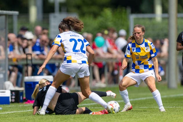 GER, Jena, Fussball, Frauenfussball, Testspiel, FC Carl-Zeiss Jena vs. Viktoria Berlin im Bild v.l.: Melanie Reuter (Viktoria Berlin 07), Valentina Kroell (FC Carl Zeiss Jena 22), Zweikampf 12.07.2026, Ernst-Abbe Sportfeld Jena DFB REGULATIONS PROHIBIT ANY USE OF PHOTOGRAPHS AS IMAGE SEQUENCES AND OR QUASI-VIDEO, *** GER, Jena, Soccer, Women s Soccer, Friendly Match, FC Carl Zeiss Jena vs. Viktoria Berlin (pictured, from left): Melanie Reuter (Viktoria Berlin 07), Valentina Kroell (FC Carl Zeiss Jena 22), tackle, July 12, 2026, Ernst Abbe Sportfeld, Jena. DFB regulations prohibit any use of photographs as image sequences and or quasi-video, Copyright: HMBxMedia PaulxFritz