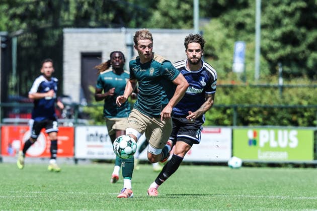 Fussball, 3.Liga Saison 2026 2027 Testspiel TOP Oss - MSV Duisburg 12.07.2026, De Kerkebos Lex Tyger Lobinger (MSV Duisburg, 9) Zweikampf Swolgen De Kerkebos Niederlande *** Sports, Soccer, 3rd Division, 2026–2027 Season, Friendly Match: TOP Oss vs. MSV Duisburg, July 12, 2026, De Kerkebos, Lex Tyger, Lobinger, MSV Duisburg, 9 Tackles, Swolgen, De Kerkebos, Netherlands