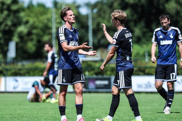Fussball, 3.Liga Saison 2026 2027 Testspiel TOP Oss - MSV Duisburg 12.07.2026, De Kerkebos Torjubel MSV Duisburg nach dem Tor zum 1-0 durch Jakob Bookjans (MSV Duisburg, 7) die Spieler freuen sich Swolgen De Kerkebos Niederlande *** Sports, Soccer, 3rd Division, 2026–2027 Season, Friendly Match: TOP Oss vs. MSV Duisburg, July 12, 2026, De Kerkebos: MSV Duisburg celebrates after Jakob Bookjans scores the 1–0 goal for MSV Duisburg; 7 players celebrate in Swolgen, De Kerkebos, Netherlands