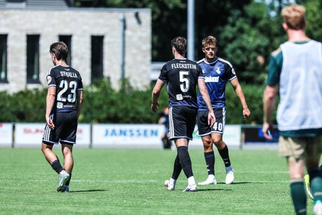 Fussball, 3.Liga Saison 2026 2027 Testspiel TOP Oss - MSV Duisburg 12.07.2026, De Kerkebos Torjubel MSV Duisburg nach dem Tor zum 1-0 durch Jakob Bookjans (MSV Duisburg, 7) die Spieler freuen sich Swolgen De Kerkebos Niederlande *** Sports, Soccer, 3rd Division, 2026–2027 Season, Friendly Match: TOP Oss vs. MSV Duisburg, July 12, 2026, De Kerkebos: MSV Duisburg celebrates after Jakob Bookjans scores the 1–0 goal for MSV Duisburg; 7 players celebrate in Swolgen, De Kerkebos, Netherlands