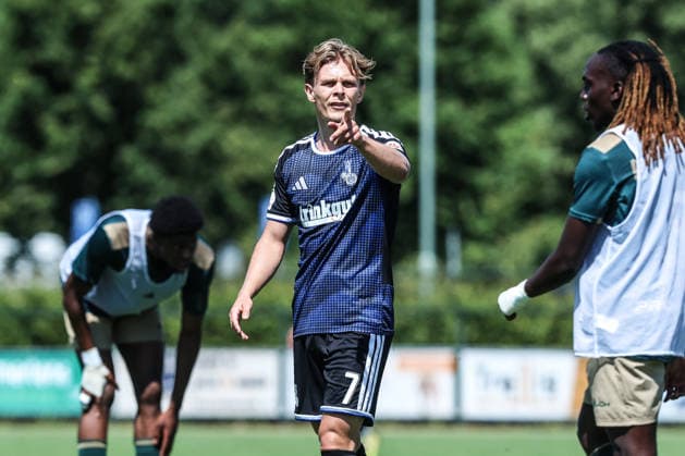 Fussball, 3.Liga Saison 2026 2027 Testspiel TOP Oss - MSV Duisburg 12.07.2026, De Kerkebos Torjubel MSV Duisburg nach dem Tor zum 1-0 durch Jakob Bookjans (MSV Duisburg, 7) die Spieler freuen sich Swolgen De Kerkebos Niederlande *** Sports, Soccer, 3rd Division, 2026–2027 Season, Friendly Match: TOP Oss vs. MSV Duisburg, July 12, 2026, De Kerkebos: MSV Duisburg celebrates after Jakob Bookjans scores the 1–0 goal for MSV Duisburg; 7 players celebrate in Swolgen, De Kerkebos, Netherlands