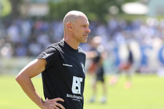Testspiel: BSG Chemie Leipzig - 1. FC Magdeburg, 12.07.2026 Cheftrainer Alexander Schmidt (Chemie Leipzig). Fußball, Saison-Vorbereitung 2026 2027, Testspiel: BSG Chemie Leipzig (Regionalliga Nordost) vs. 1. FC Magdeburg (2. Bundesliga) am 12.07.2026 im Alfred-Kunze-Sportpark, Leipzig Leutzsch. *** Friendly Match: BSG Chemie Leipzig vs. 1 FC Magdeburg, July 12, 2026; Head Coach Alexander Schmidt, Chemie Leipzig Soccer, 2026–2027 Preseason, Friendly match: BSG Chemie Leipzig (Regionalliga Nordost) vs. 1 FC Magdeburg (2. Bundesliga) on July 12, 2026, at Alfred Kunze Sportpark, Leipzig-Leutzsch Copyright: xBEAUTIFULxSPORTS JanxKaeferx