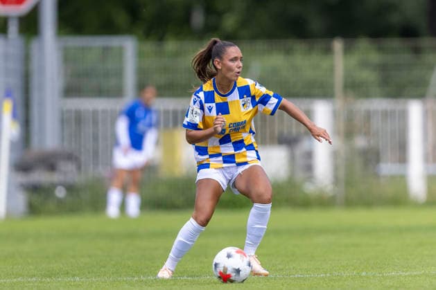 GER, Jena, Fussball, Frauenfussball, Testspiel, FC Carl-Zeiss Jena vs. Viktoria Berlin im Bild v.l.: Gina Ebels (FC Carl Zeiss Jena 30), Aktion mit Ball 12.07.2026, Ernst-Abbe Sportfeld Jena DFB REGULATIONS PROHIBIT ANY USE OF PHOTOGRAPHS AS IMAGE SEQUENCES AND OR QUASI-VIDEO, *** GER, Jena, soccer, women s soccer, exhibition match, FC Carl Zeiss Jena vs. Viktoria Berlin; pictured from left: Gina Ebels (FC Carl Zeiss Jena 30), in action with the ball, July 12, 2026, Ernst Abbe Sportfeld, Jena. DFB regulations prohibit any use of photographs as image sequences and or quasi-video, Copyright: HMBxMedia PaulxFritz