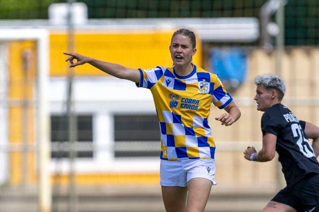 GER, Jena, Fussball, Frauenfussball, Testspiel, FC Carl-Zeiss Jena vs. Viktoria Berlin im Bild v.l.: Emily Haehnel (FC Carl Zeiss Jena 05), Fingerzeig, Anweisung 12.07.2026, Ernst-Abbe Sportfeld Jena DFB REGULATIONS PROHIBIT ANY USE OF PHOTOGRAPHS AS IMAGE SEQUENCES AND OR QUASI-VIDEO, *** GER, Jena, soccer, women s soccer, friendly match, FC Carl Zeiss Jena vs. Viktoria Berlin; pictured from left: Emily Haehnel, FC Carl Zeiss Jena 05, pointing, giving instructions, July 12, 2026, Ernst Abbe Sportfeld, Jena. DFB regulations prohibit any use of photographs as image sequences and or quasi-video, Copyright: HMBxMedia PaulxFritz