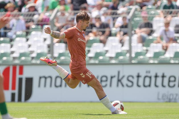 12.07.2026, xtgx, Fussball Testspiel, BSG Chemie Leipzig - 1. FC Magdeburg emspor, v.l. Tony Reitz (Magdeburg, 14) schiesst den Ball aufs Tor, Torschuss, Schuss (DFL DFB REGULATIONS PROHIBIT ANY USE OF PHOTOGRAPHS as IMAGE SEQUENCES and or QUASI-VIDEO) Leipzig *** July 12, 2026, xtgx, soccer exhibition match, BSG Chemie Leipzig vs. 1. FC Magdeburg emspor, from left: Tony Reitz (Magdeburg), No. 14 shoots the ball toward the goal, shot on goal, shot DFL DFB REGULATIONS PROHIBIT ANY USE OF PHOTOGRAPHS as IMAGE SEQUENCES and or QUASI-VIDEO Leipzig