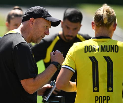 12.07.2026, xophax, Fussball ,2. Frauen-Bundesliga , Frauenfussball. Bourussia Dortmund. Testspiel in der Sportschule Hennef Borussia Dortmund gegen Eintracht Frankfurt II. Alexandra Popp ( Bor. Dortmund ) , rechts und Trainer Markus Högner , links ( BVB ) Koeln *** July 12, 2026, xophax, Soccer, Women s Bundesliga 2, Women s Soccer: Borussia Dortmund Friendly Match at the Hennef Sports School—Borussia Dortmund vs. Eintracht Frankfurt II—Alexandra Popp (Borussia Dortmund), right, and Coach Markus Högner, left—BVB vs. Cologne