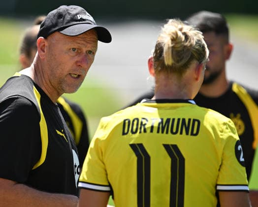 12.07.2026, xophax, Fussball ,2. Frauen-Bundesliga , Frauenfussball. Bourussia Dortmund. Testspiel in der Sportschule Hennef Borussia Dortmund gegen Eintracht Frankfurt II. Alexandra Popp ( Bor. Dortmund ) , rechts und Trainer Markus Högner , links ( BVB ) Koeln *** July 12, 2026, xophax, Soccer, Women s Bundesliga 2, Women s Soccer: Borussia Dortmund Friendly Match at the Hennef Sports School—Borussia Dortmund vs. Eintracht Frankfurt II—Alexandra Popp (Borussia Dortmund), right, and Coach Markus Högner, left—BVB vs. Cologne