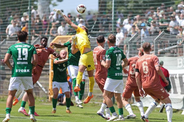 Testspiel: BSG Chemie Leipzig - 1. FC Magdeburg, 12.07.2026 Gefahr vor dem Kasten von Torwart Marcel Bergmann (37, Chemie Leipzig). Fußball, Saison-Vorbereitung 2026 2027, Testspiel: BSG Chemie Leipzig (Regionalliga Nordost) vs. 1. FC Magdeburg (2. Bundesliga) am 12.07.2026 im Alfred-Kunze-Sportpark, Leipzig Leutzsch. *** Friendly Match: BSG Chemie Leipzig vs. 1 FC Magdeburg, July 12, 2026—Danger in front of goalkeeper Marcel Bergmann’s net (37), Chemie Leipzig Soccer, 2026–2027 Preseason, Friendly match: BSG Chemie Leipzig (Regionalliga Nordost) vs. 1 FC Magdeburg (2. Bundesliga) on July 12, 2026, at Alfred Kunze Sportpark, Leipzig-Leutzsch Copyright: xBEAUTIFULxSPORTS JanxKaeferx